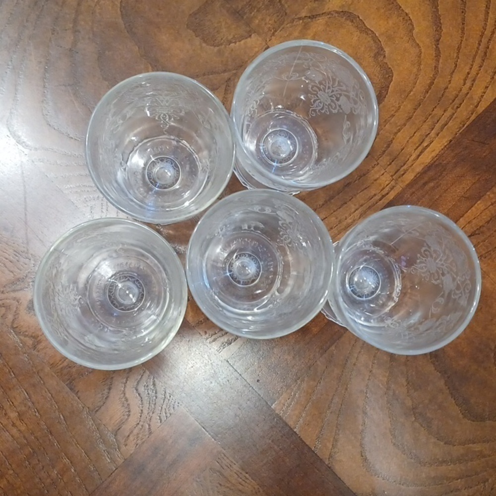 VINTAGE, JUICE, WINE OR DESSERT GLASSWARE, BEAUTIFULLY ETCHED. - Picture 4 of 4